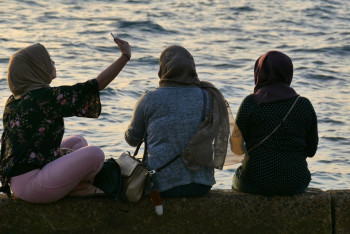 Фотография к новости: Родителям атырауских школьниц придётся решить вопрос ношения платков на уроках