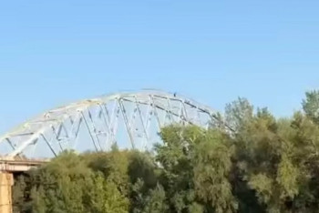 Мужчина после ссоры с девушкой пытался спрыгнуть с моста в Уральске