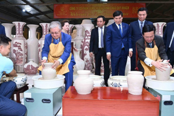 Фотография к новости: Токаев испробовал древнюю технику изготовления керамических ваз