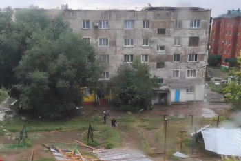 Фотография к новости: Сильный ветер сорвал кровлю четырёх многоэтажек и оставил без света сельчан в СКО