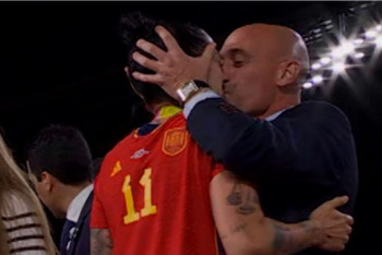 Фотография к новости: Роковой поцелуй: ФИФА завела дело против главы испанской футбольной федерации