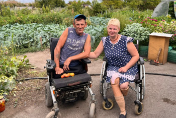 Фотография к новости: Семейная пара без ног из Карагандинской области вдохновляет своим оптимизмом