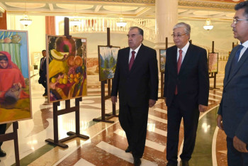 Фотография к новости: Токаев и Рахмон в Астане осмотрели выставку народного творчества Таджикистана