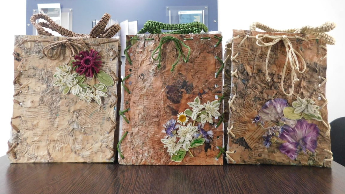 Эко-сумки из газет и пластиковых бутылок делают в казахстанской колонии