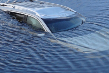 Фотография к новости: Автомобиль с матерью и двумя детьми внутри скатился в Иртыш и утонул