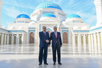 Фотография к новости: Президенты Казахстана и Таджикистана посетили главную мечеть Астаны