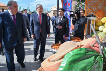 Фотография к новости: Токаев и Рахмон побывали на ярмарке товаров из Таджикистана