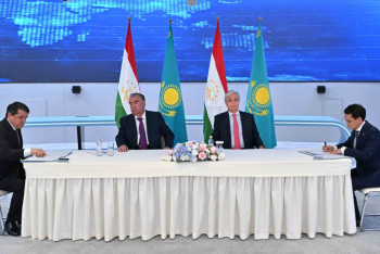 Фотография к новости: Токаев показал Рахмону, как в Казахстане регистрируют рождение детей и покупку авто