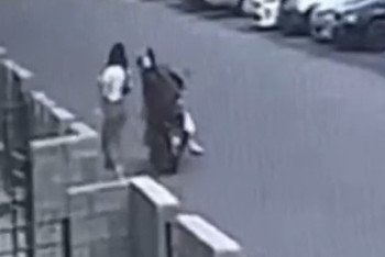 Фотография к новости: "Ударил по попе": поведение доставщика в Алматы обсуждают в сети