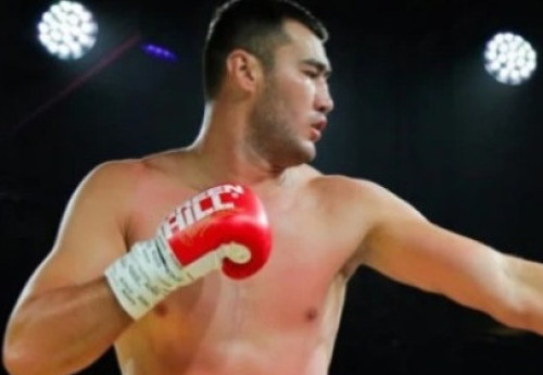 Фотография к новости: Непобеждённый казахстанский супертяж нокаутом проиграл боксёру из Узбекистана