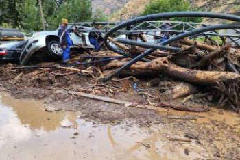 После мощных ливней в Таджикистане повреждены дома, мосты и автомобили