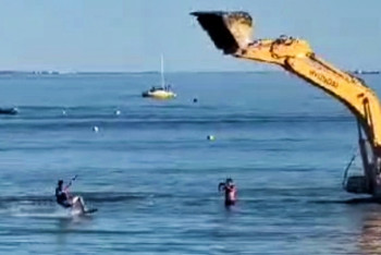 Фотография к новости: Опасный аттракцион на экскаваторе устроили молодые люди на Каспии в Актау