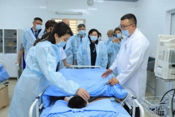 Фотография к новости: Отравившихся в Караганде детей навестила глава Минздрава