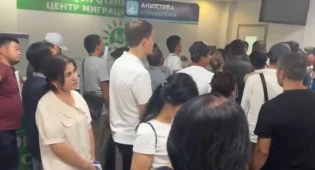 Настоящий хаос: очереди в миграционном ЦОНе Актау сняли на видео