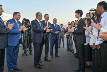 Фотография к новости: Студенты показали Токаеву созданный в стенах вуза автомобиль в Алматинской области