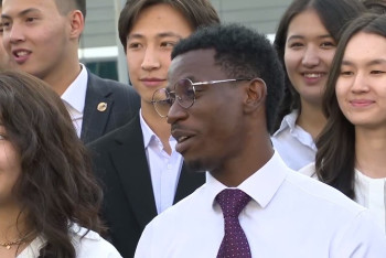 Фотография к новости: Студент из Анголы поговорил с Токаевым на казахском языке