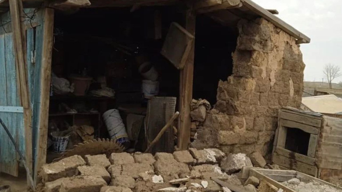 жителей поселка Аксу.