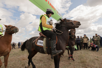 За 65 млн тенге борются всадники на марафоне-байге "Ұлы дала жорығы" в Казахстане