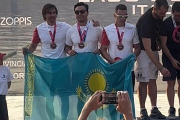 Фотография к новости: Казахстанец переплыл Гибралтарский пролив и установил рекорд