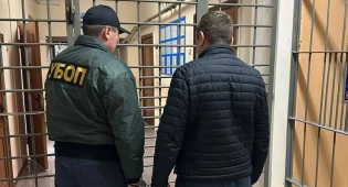 Оружие и крупную партию мефедрона изъяли у жителей Астаны