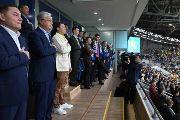 Фотография к новости: Касым-Жомарт Токаев с трибуны смотрит матч сборной Казахстана по футболу