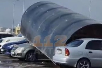 Ветер повалил деревья и сорвал ограждения возле стройки в Актау