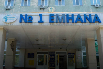 Фотография к новости: Жителей Семея прогнали с парковки у поликлиники перед приездом акима области