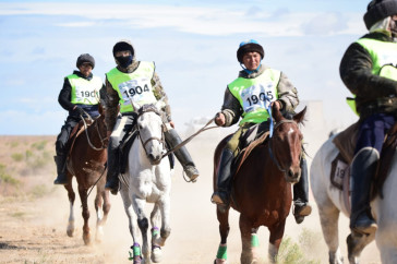 Фотография к новости: Участники уникального марафона-байги преодолели половину пути по степям Казахстана