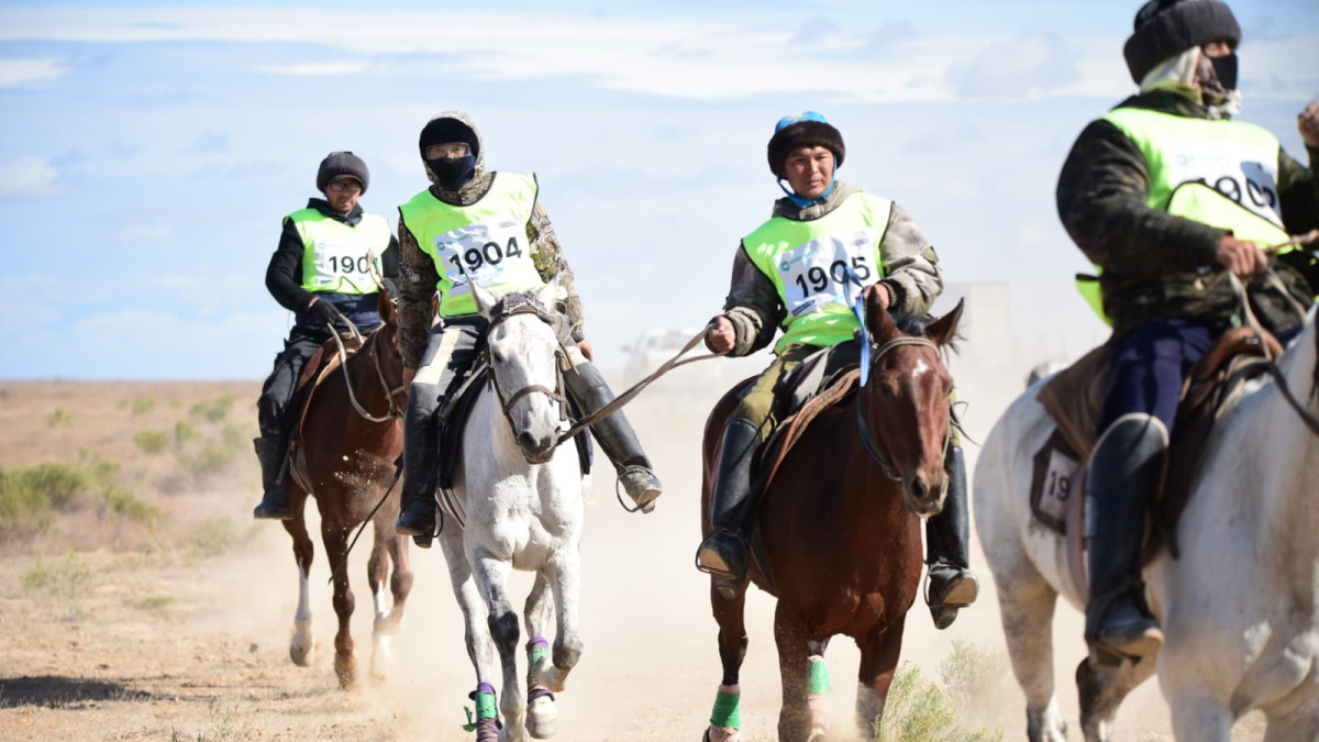 Участники уникального марафона-байги преодолели половину пути по степям Казахстана