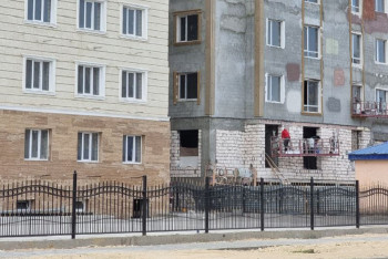 Застройщика обязали снести вплотную построенный ЖК в Актау