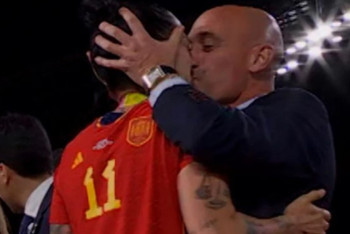 Фотография к новости: Скандал с поцелуем: суд запретил экс-президенту испанской футбольной федерации приближаться к футболистке