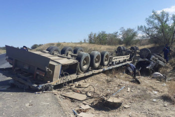 Фура опрокинулась на трассе в области Жетысу