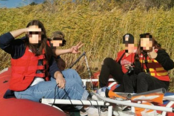 Ветер унёс надувную лодку с подростками на озере в СКО