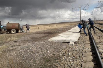 Фотография к новости: В шаге от трагедии: Жители села в Акмолинской области грозят сесть на рельсы