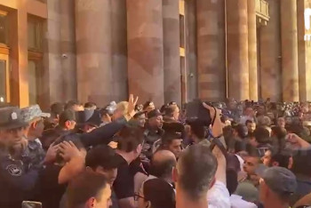 Стычки протестующих с силовиками начались в Ереване