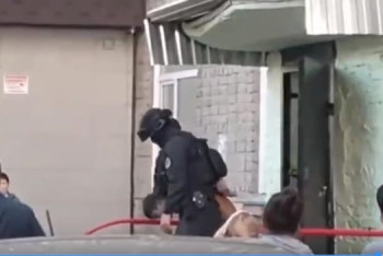 Пьяный отец угрожал выбросить из окна новорожденную дочь в Петропавловске