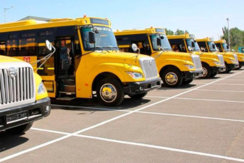 Автобус со школьниками застрял в грязи в Алматинской области