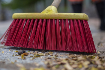 Акимат Уральска вынужден привлечь гастарбайтеров для уборки улиц
