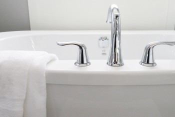 Школьница умерла от удара током, уронив смартфон в ванну