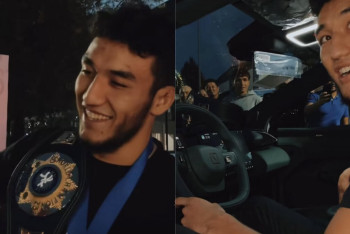 Фотография к новости: Электрокар подарили казахстанскому борцу за победу на ЧМ