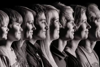 Фотография к новости: Учёные выяснили, в каком возрасте люди становятся счастливыми