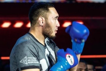 Фотография к новости: "Казахский гигант" одолел российского нокаутёра в главном бою турнира ММА