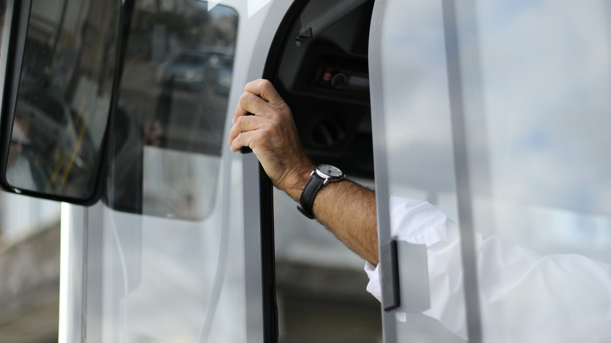 В Актобе мужчина ударил пассажира автобуса и убежал через окно