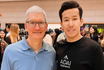 Глава Apple вручил казахстанцу новый iPhone 15