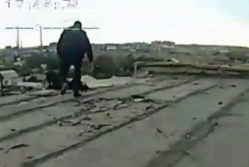 Девушка пыталась сброситься с крыши пятиэтажки в Балхаше