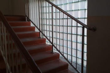 Падение со школьной лестницы: в Минздраве объяснили, почему "скорая" ехала полчаса