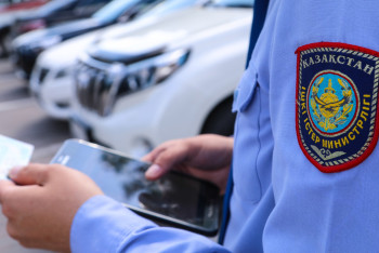 Автомобиль врезался в остановку и наехал на людей в Астане