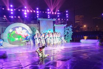 Фотография к новости: Чемпионка Азиады из Казахстана сыграла на китайском музыкальном инструменте