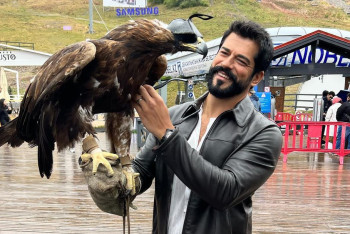 Фотография к новости: Турецкий актёр Бурак Озчивит прибыл в Алматы