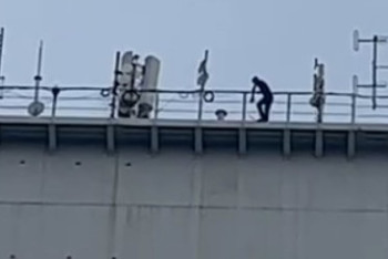 Фотография к новости: Мужчина взобрался на подвесной мост в Семее